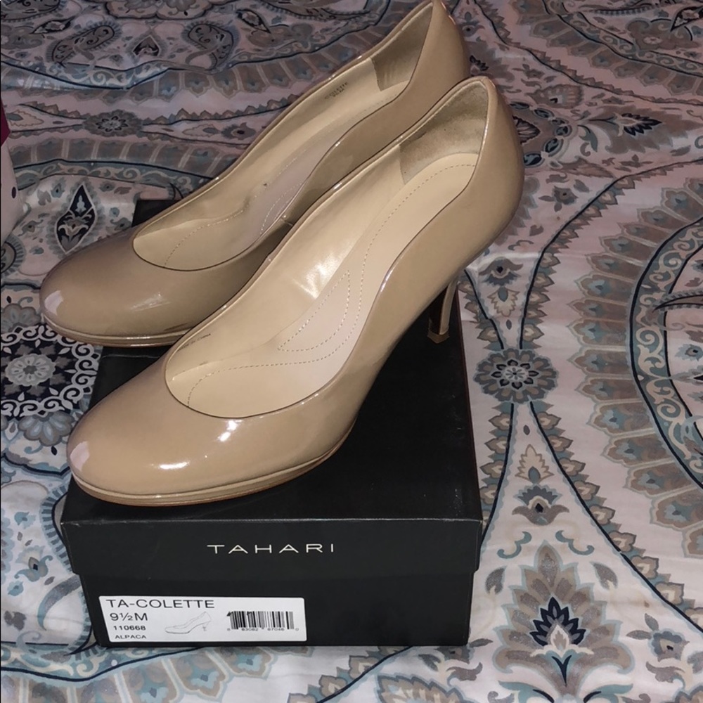 Tahari Nude Scallop Punp